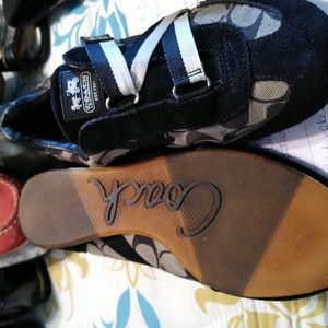 Coach Signature canvas suede, walking sneaker. Pre-owned condition.